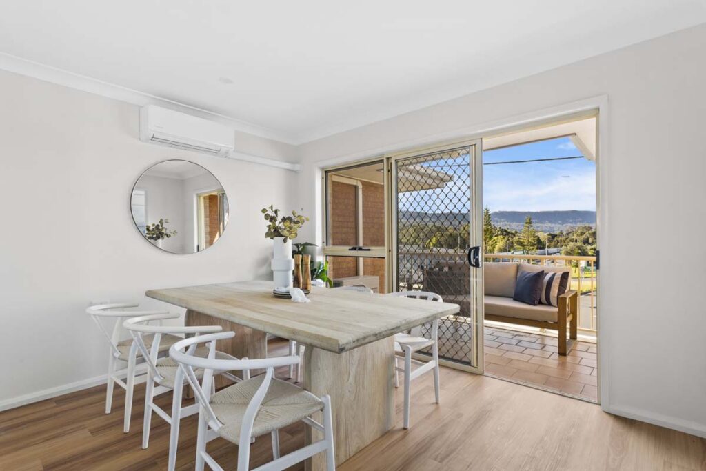 Seaview 4 staged dining