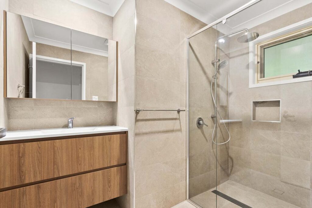 Unit 10 Tarrawanna Gardens bathroom