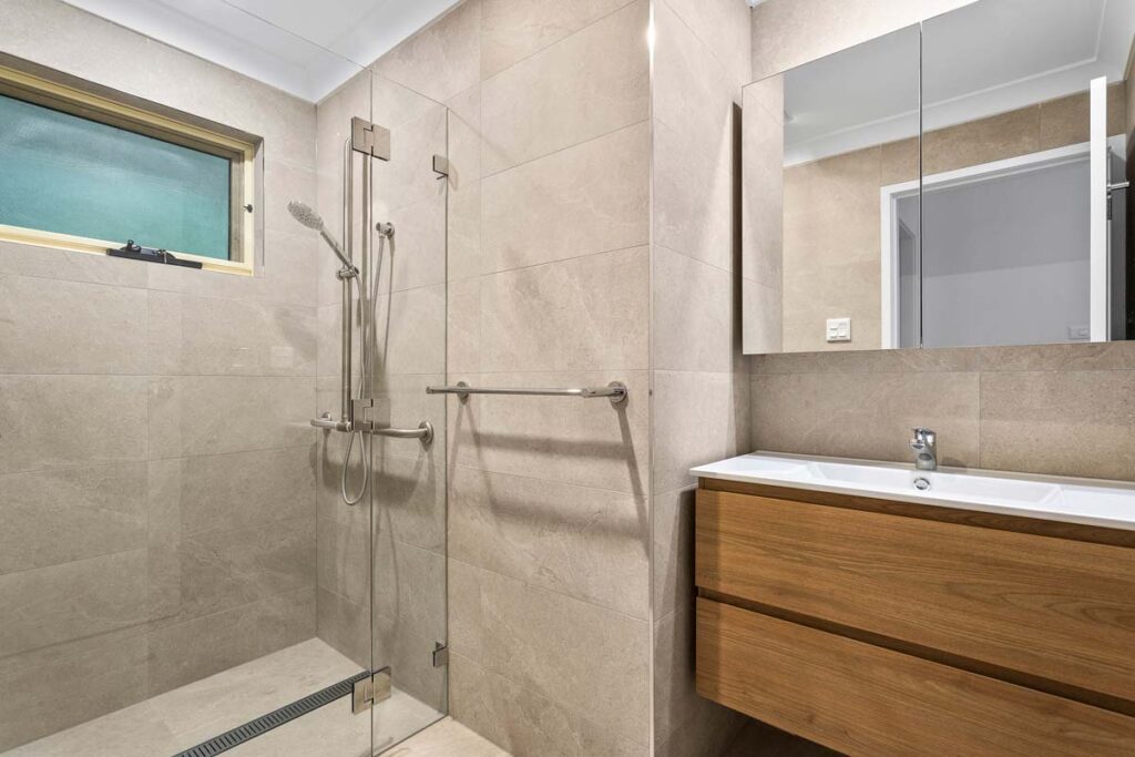 Unit 6 Tarrawanna Gardens bathroom