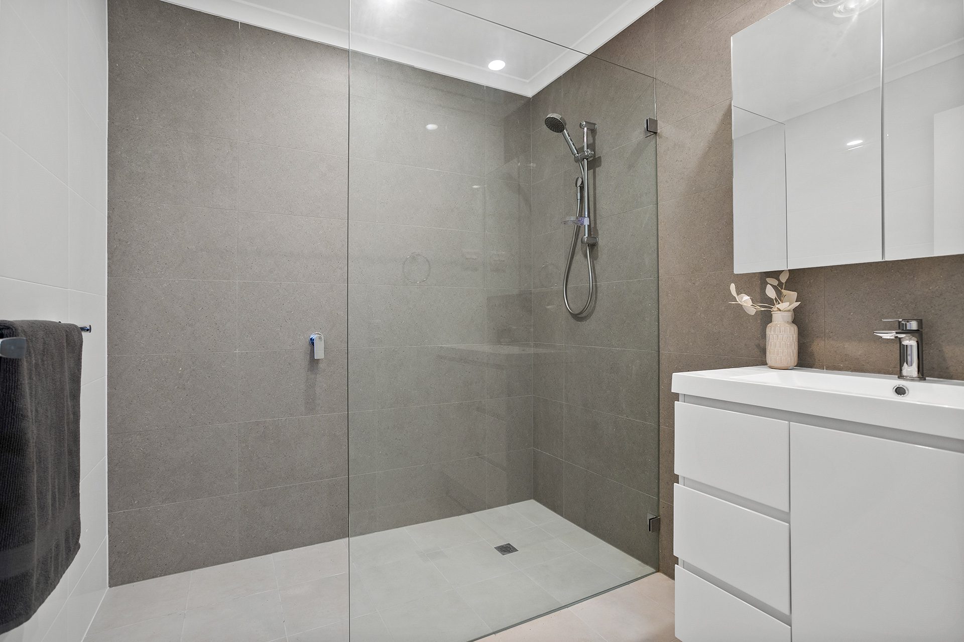 Unit 27 Harbourside – Staged Bathroom