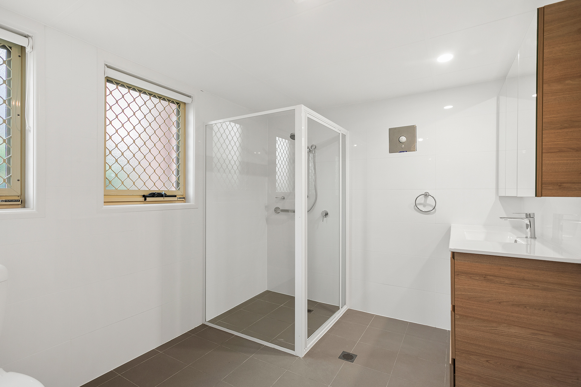 Unit 6 Howard Court bathroom