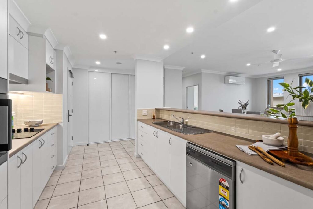 The Clyde 106 KITCHEN (2)