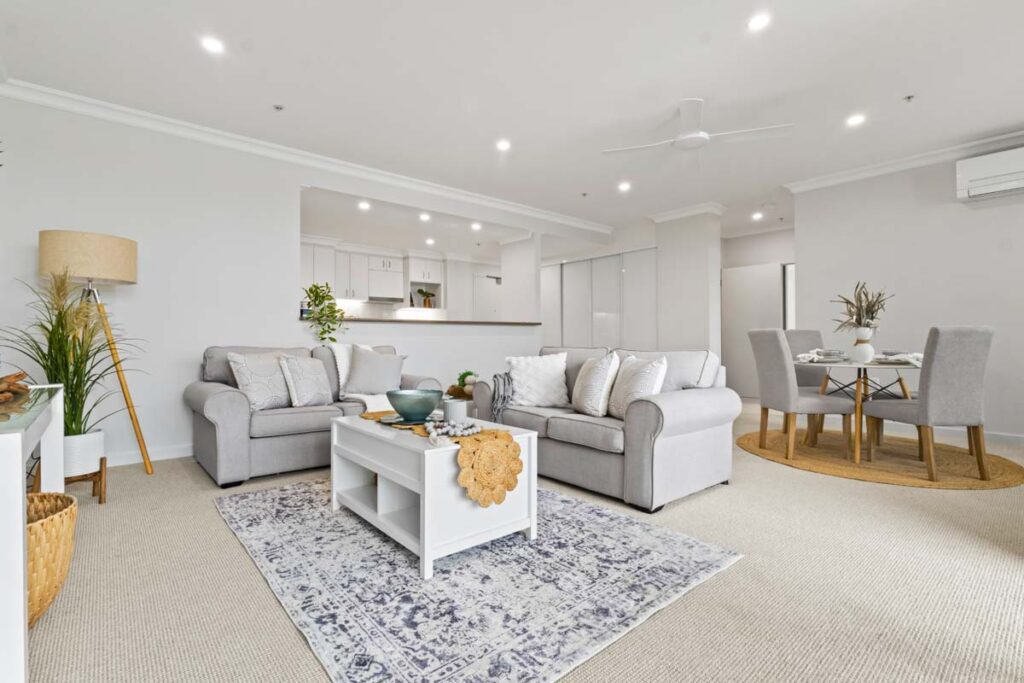 The Clyde 106 LOUNGE