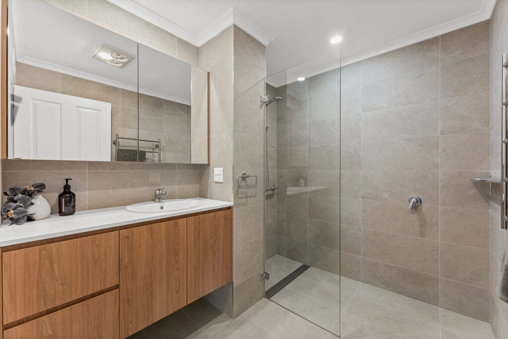 Harbourside 34 staged bathroom