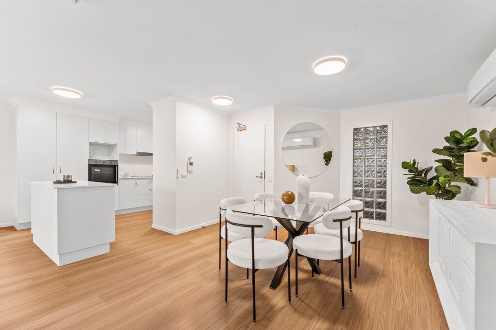 Harbourside 34 staged dining