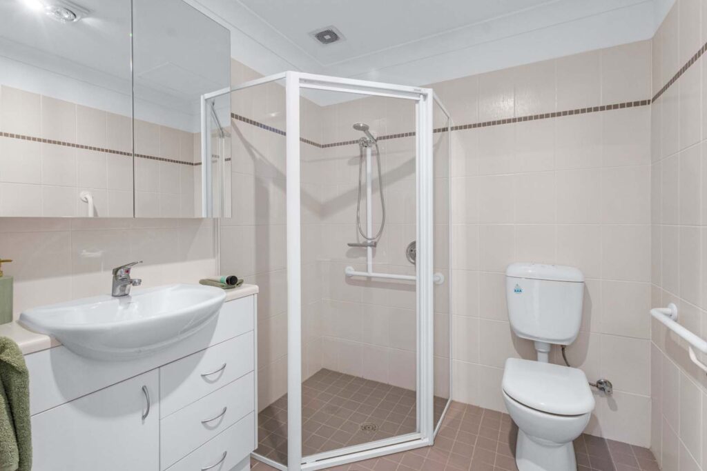 Clyde 202 BATHROOM