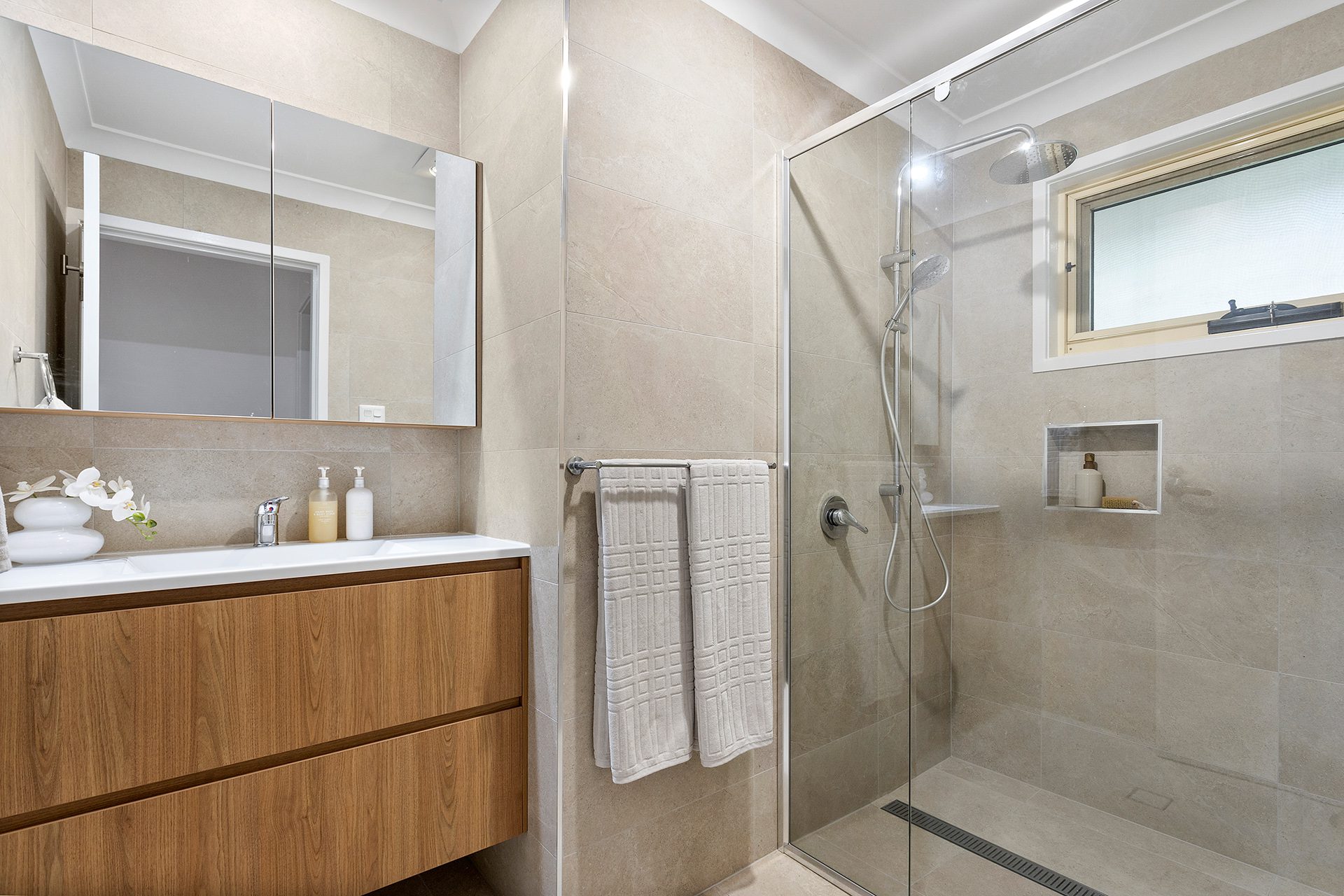 Unit 10 Staged Tarrawanna Gardens bathroom