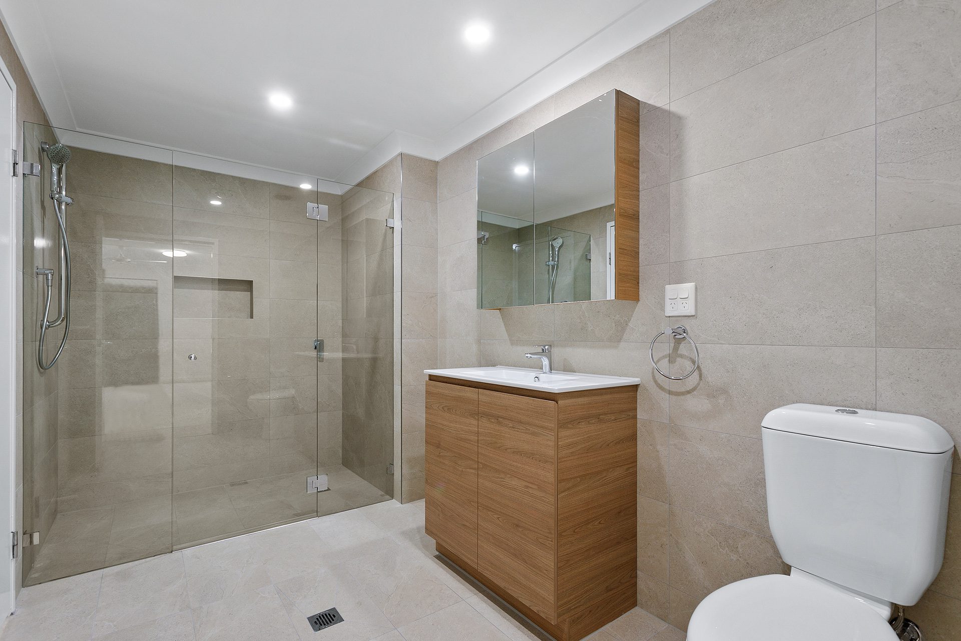 Unit 20 Macarthur bathroom