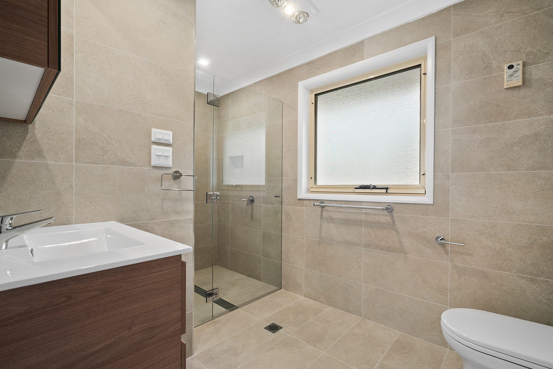 Woonona Camellia Lodge 63 bathroom