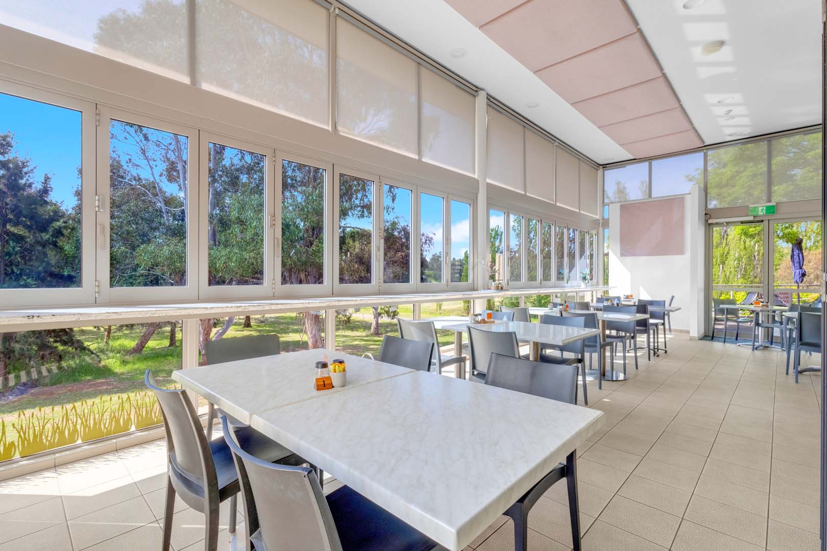 Kangara Waters CAFE – Sunroom