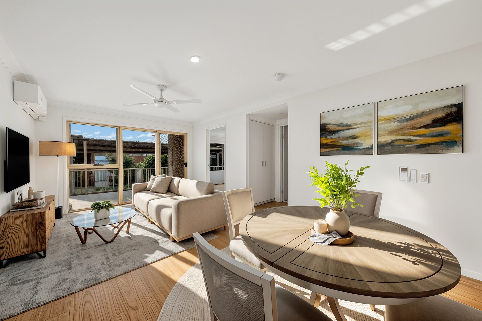 Seaview 22 living dining