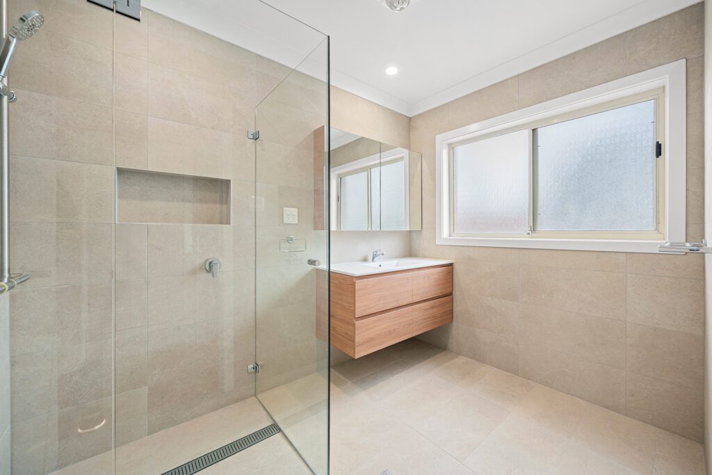 Unit 10 Towradgi Park Lodge bathroom