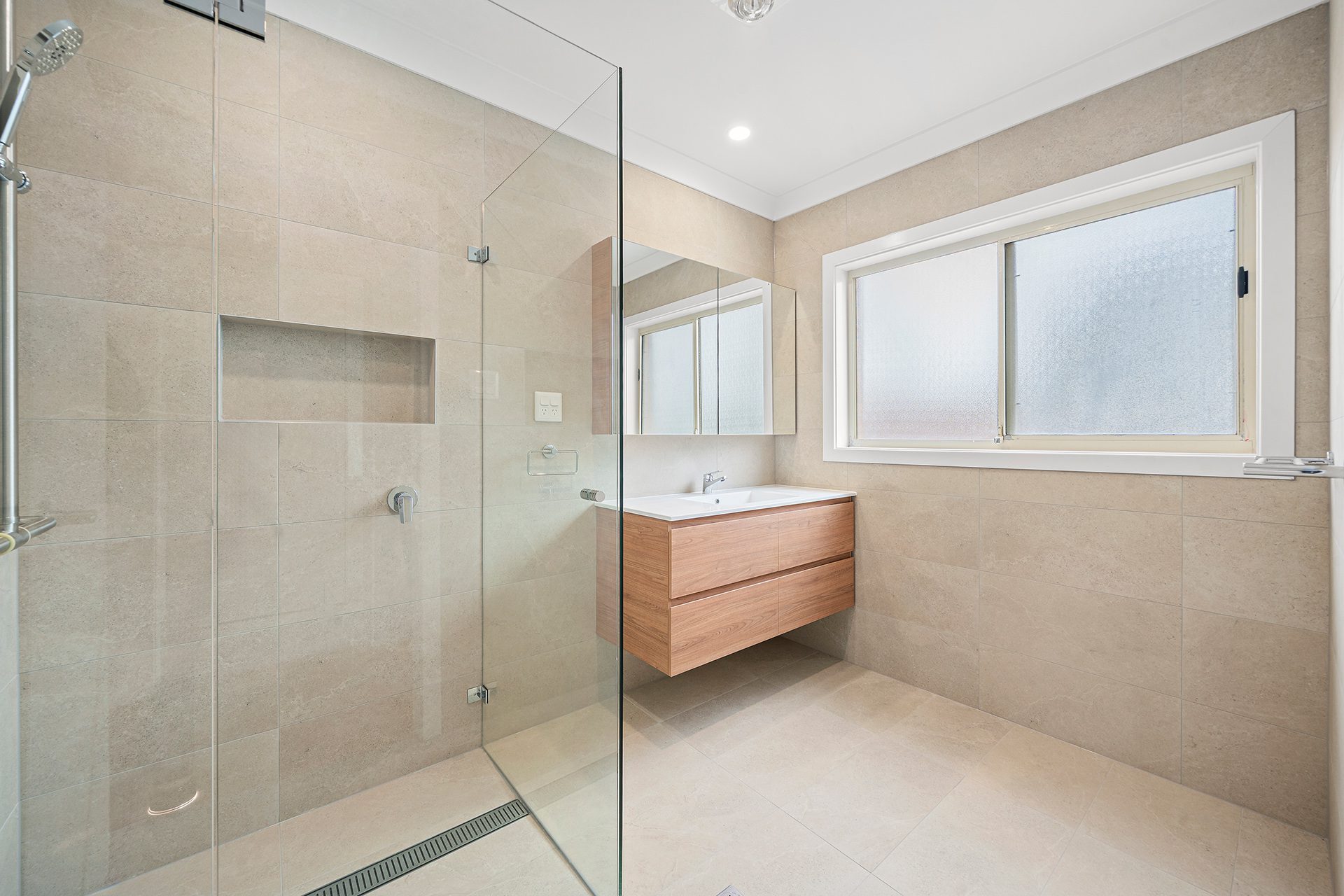 Unit 10 Towradgi Park Lodge bathroom