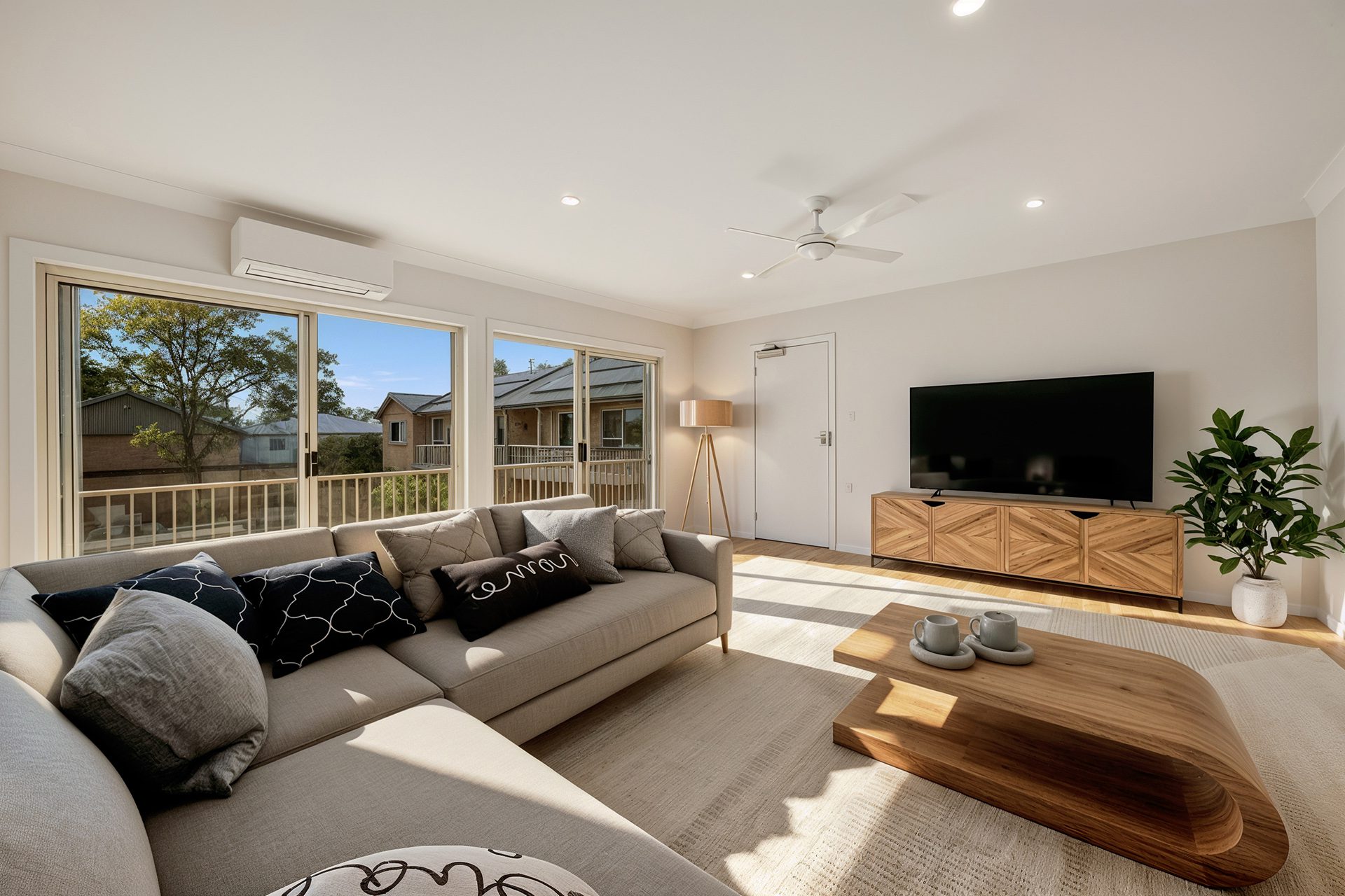 Unit 10 Towradgi Park Lodge living